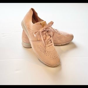 Ugg Tye suede sneaker, size 8